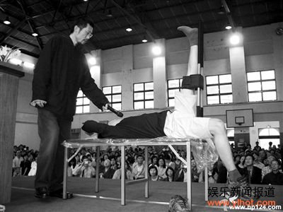 萧宏慈在向学员讲解示范“拉筋凳”的使用。他称，拍打拉筋治百病。本版图片来源“医行天下/萧宏慈”博客等